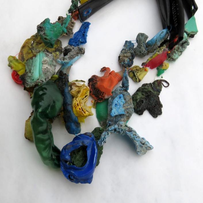 Burnt, three necklaces / Brûlé, trois colliers