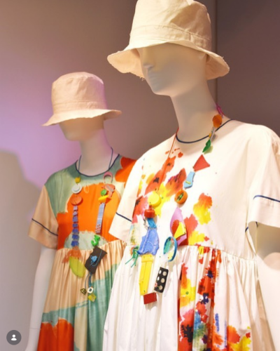 In the window with Rhoka / Dans la vitrine avec Rhoka
